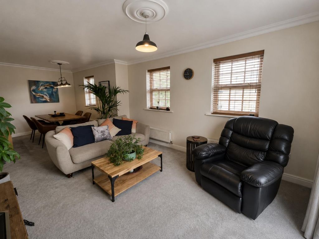 Property photo 2 of 16 ee9561c4-9d0E-4E9F-8509-E26227Aa66E5.Png