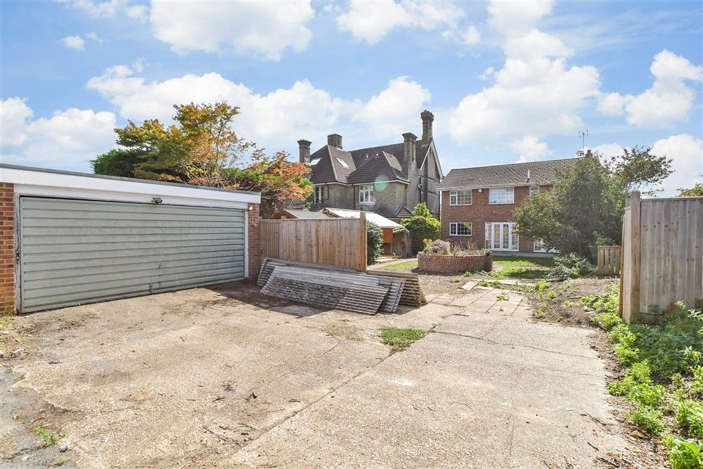 Property photo 1 of 19 Driveway/Parking