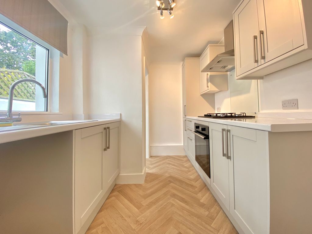Property photo 3 of 10 Kitchen