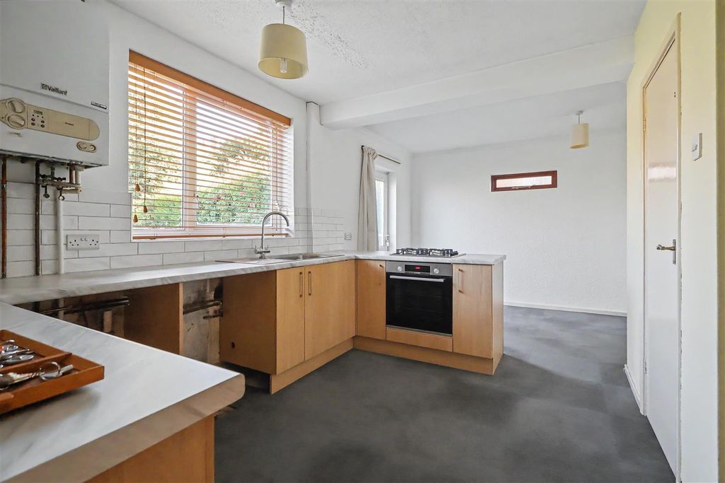 Property photo 2 of 18 Glenside Woodthorpe, Nottingham, Ng5 4Nt