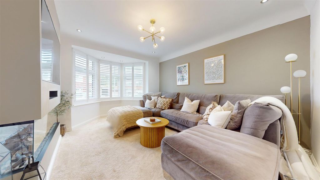 Property photo 2 of 33 Paisley Avenue Living Room