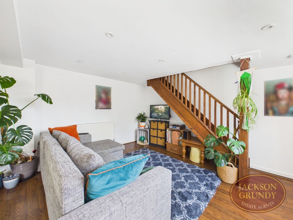 Property photo 2 of 16 High Street