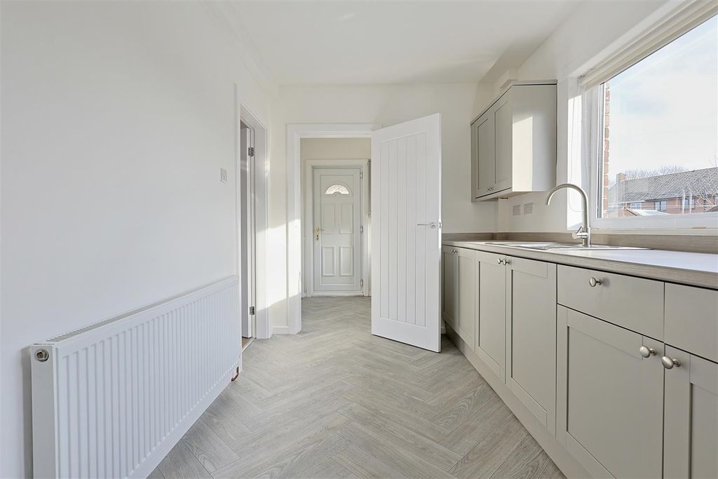 Property photo 2 of 18 83288079-64Ab-4E6F-B3F3-684Ffba4202C_1_201_A.Jpeg