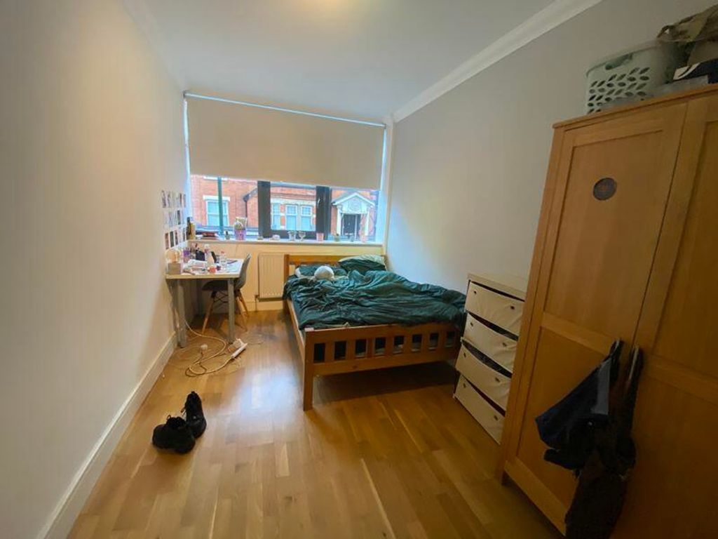 Property photo 2 of 9 A Bright And Inviting Double Bedroom With Ample Na...