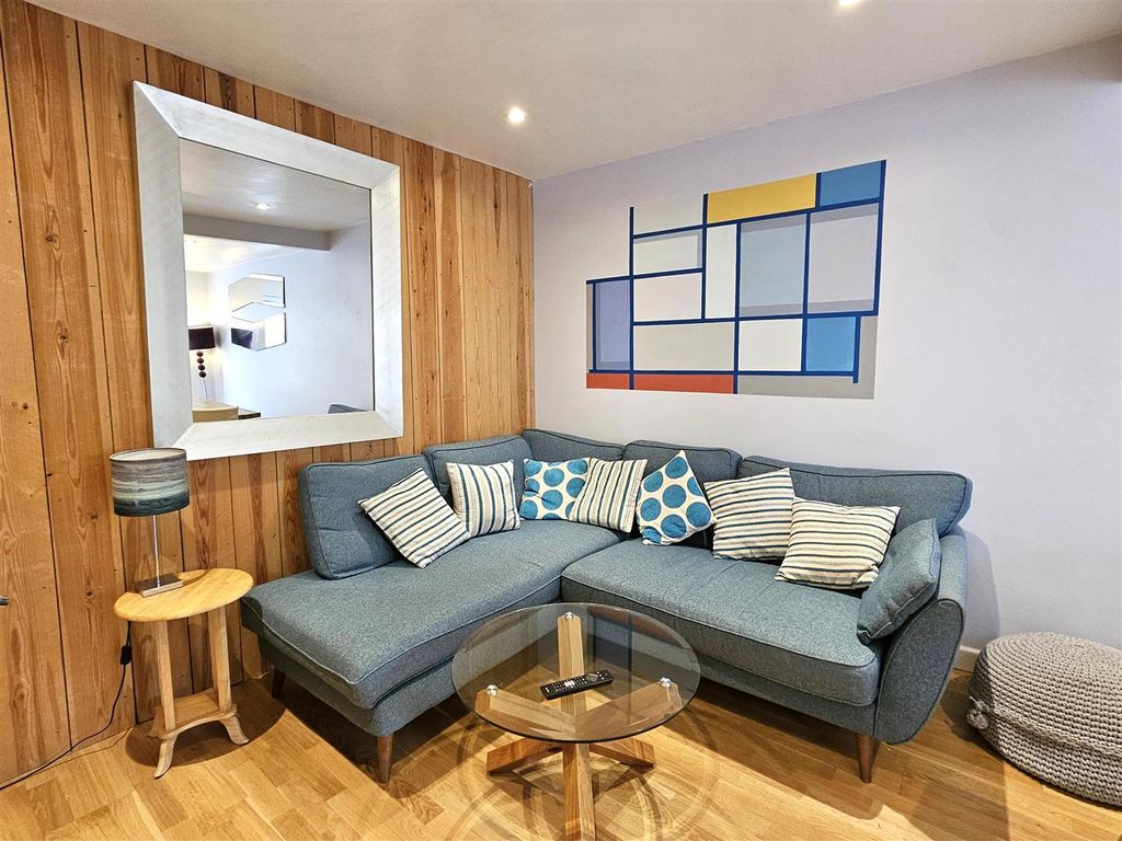 Property photo 3 of 16 Sitting Area.Jpg