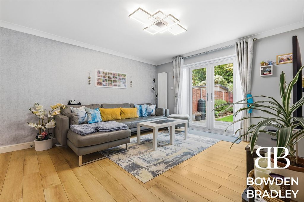 Property photo 2 of 33 Living Room