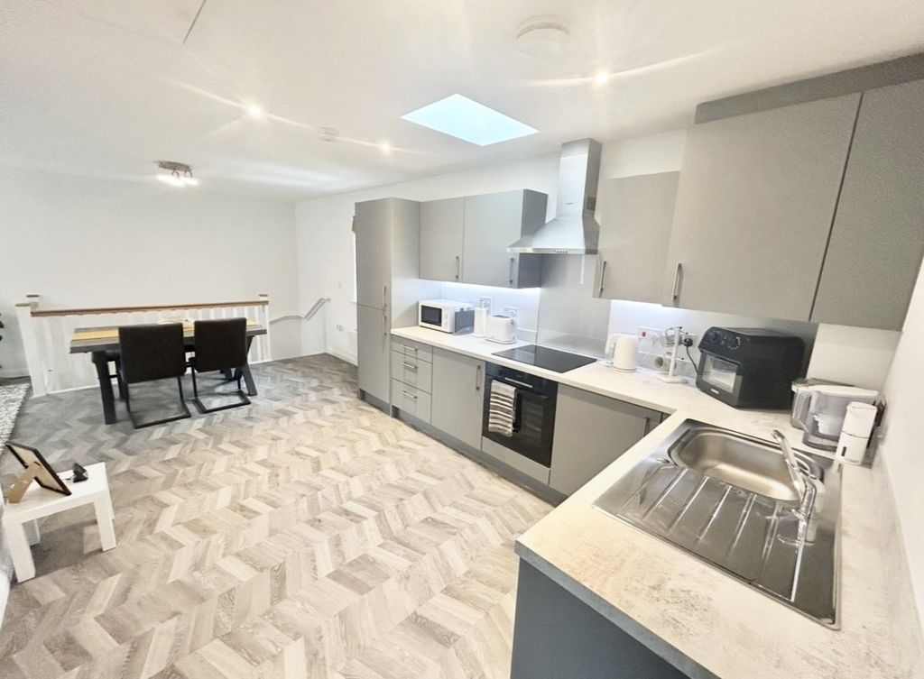 Property photo 3 of 13 Kitchen