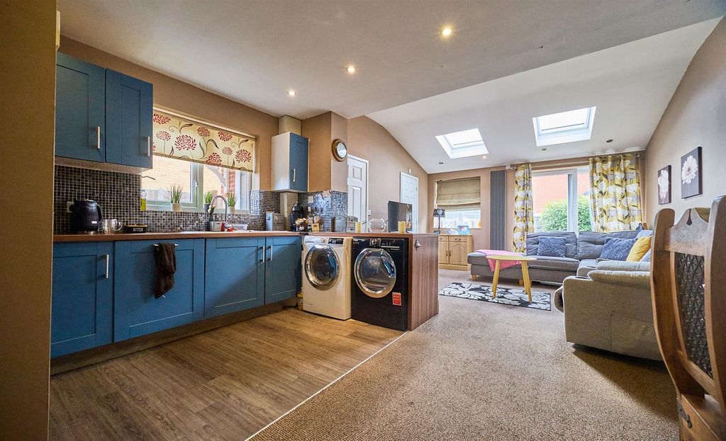 Property photo 2 of 14 Cadle Close 1.Jpg