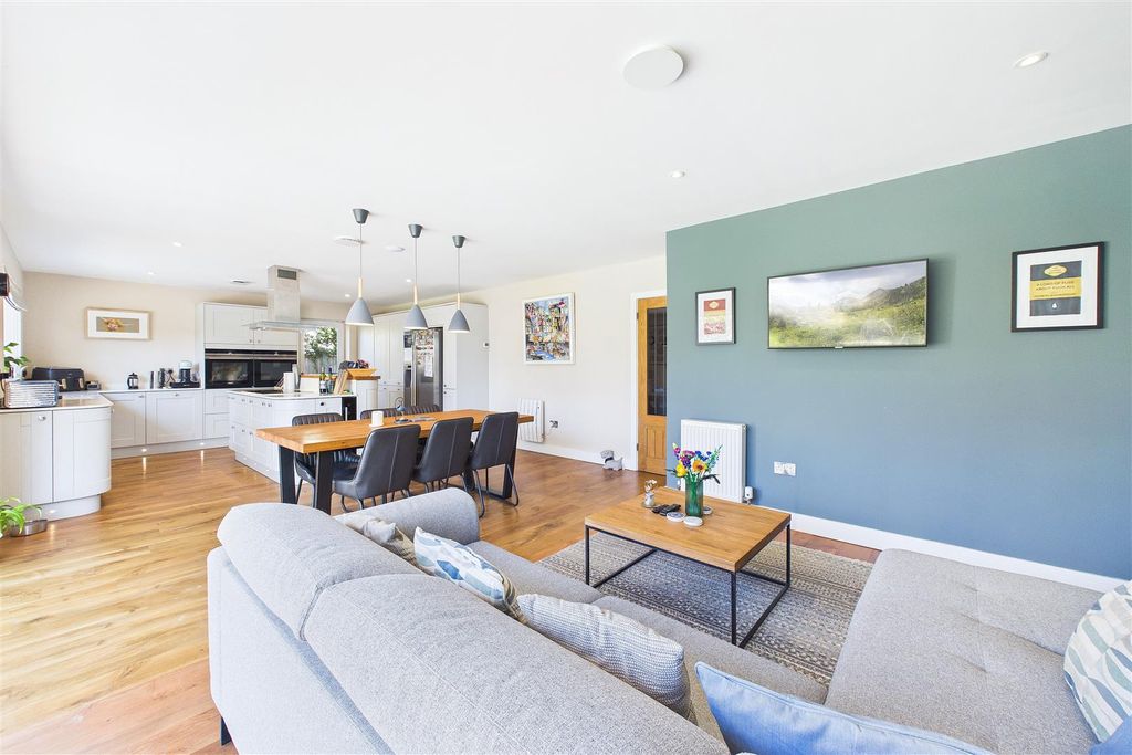 Property photo 3 of 31