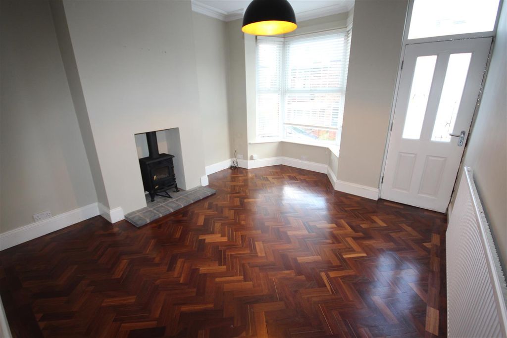 Property photo 3 of 14 Lounge