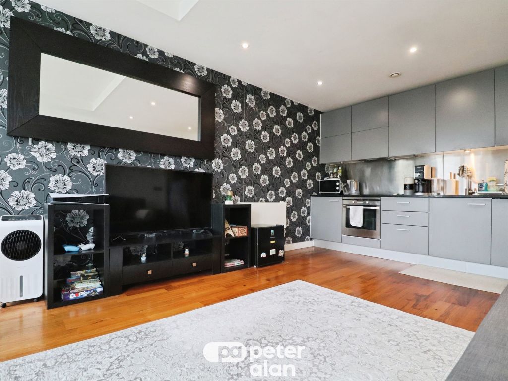 Property photo 3 of 11 Kitchen