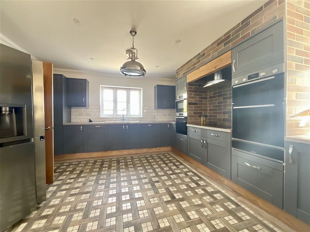 Property photo 2 of 7 Kitchen