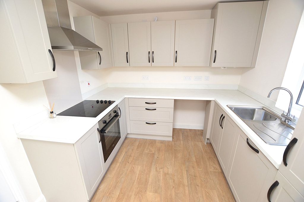 Property photo 2 of 10 Kitchen