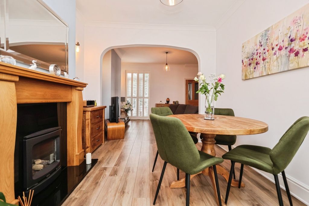 Property photo 2 of 16 Pbox-Img.Jpg