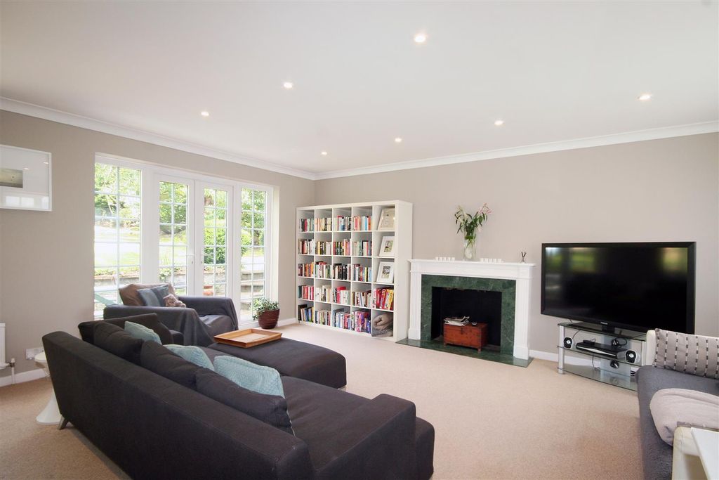 Property photo 3 of 10 Loungedp_Dp_9950398.Jpg
