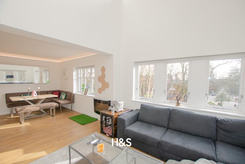 Property photo 3 of 11 619 Sandon - Lounge.Jpg