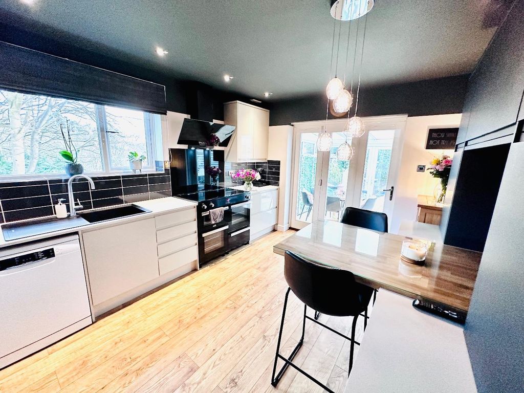 Property photo 3 of 32 Breakfast Kitchen