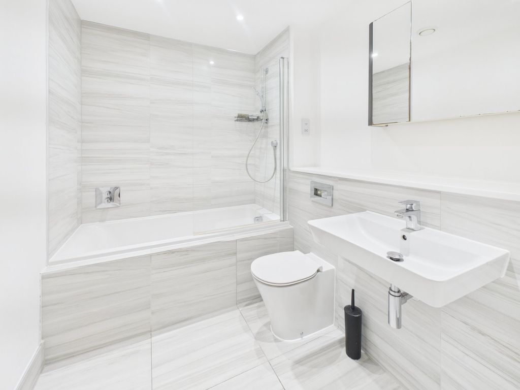 Property photo 3 of 11 Bathroom