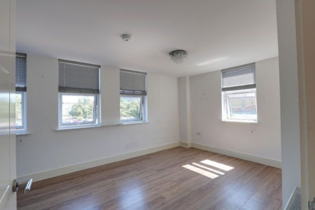 Property photo 3 of 11 Living Room