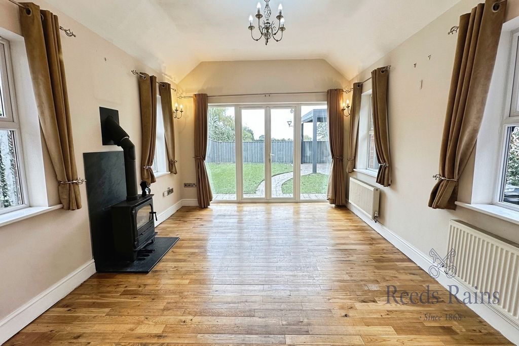 Property photo 2 of 23 Lounge