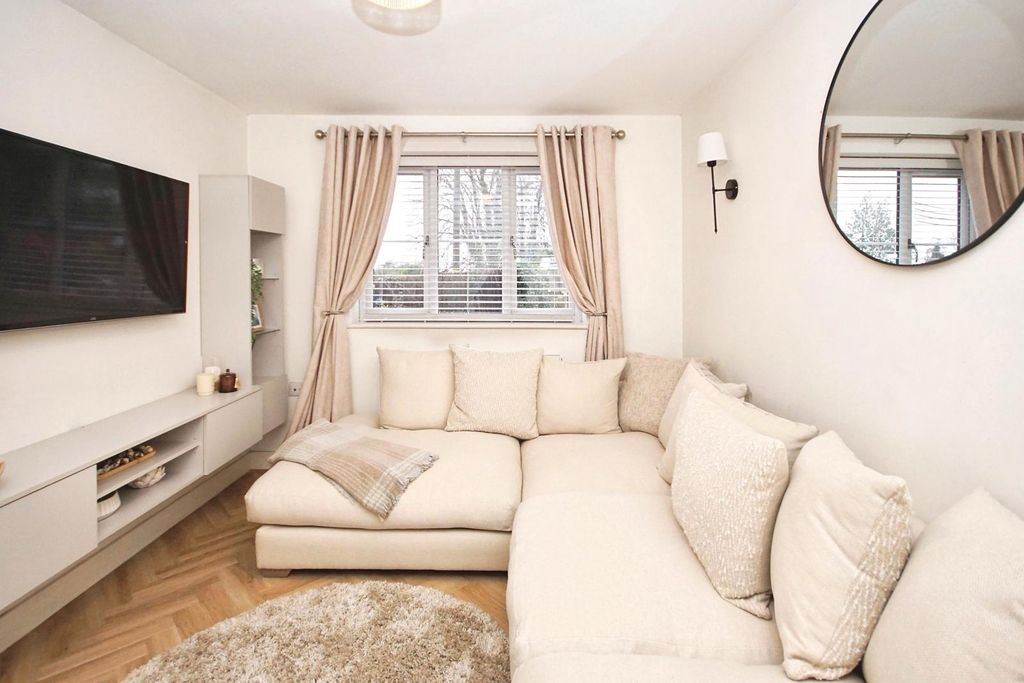 Property photo 3 of 18 Pbox-Img.Jpg