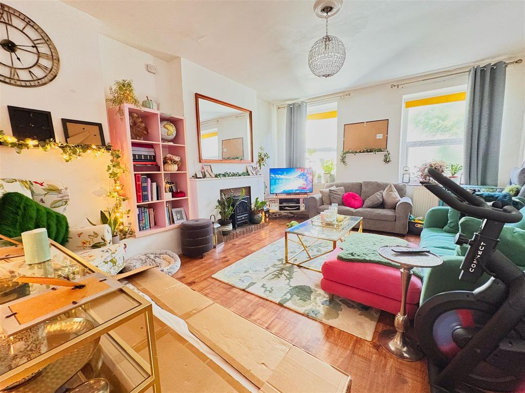 Property photo 2 of 6 Kitchen/ Living Room