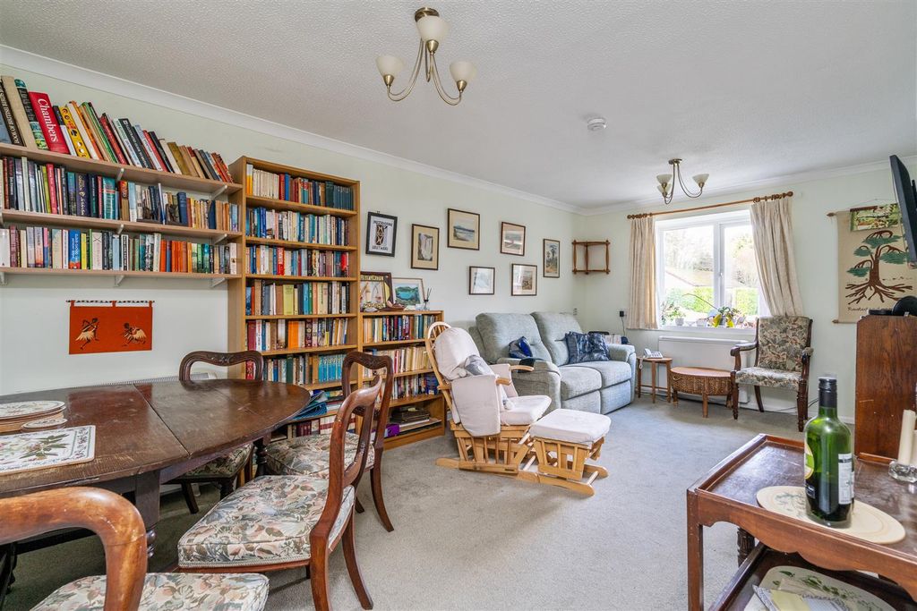 Property photo 2 of 9 21 Hartlebury Close_8.Jpg