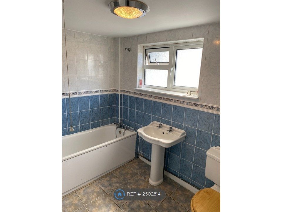 Property photo 3 of 11 3 Piece Bathroom