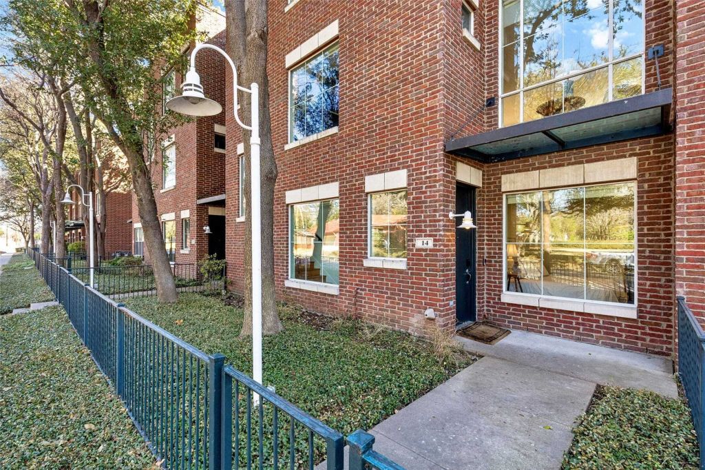 Property photo 1 of 31