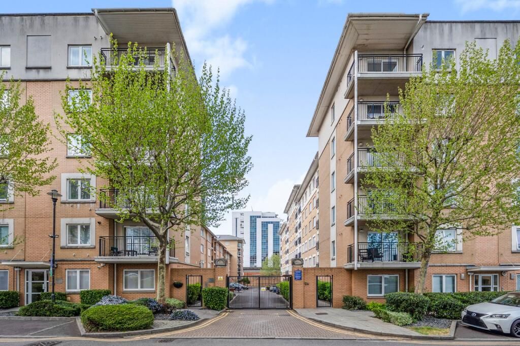 Property photo 1 of 13 Modern Two-Bedroom Flat In Prime Canary Wharf Location Â€“ Sail Court, E14