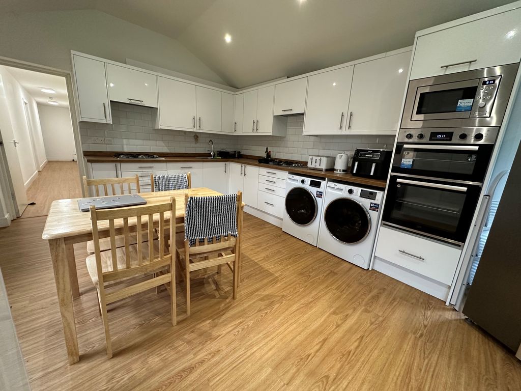 Property photo 2 of 7 Kitchen