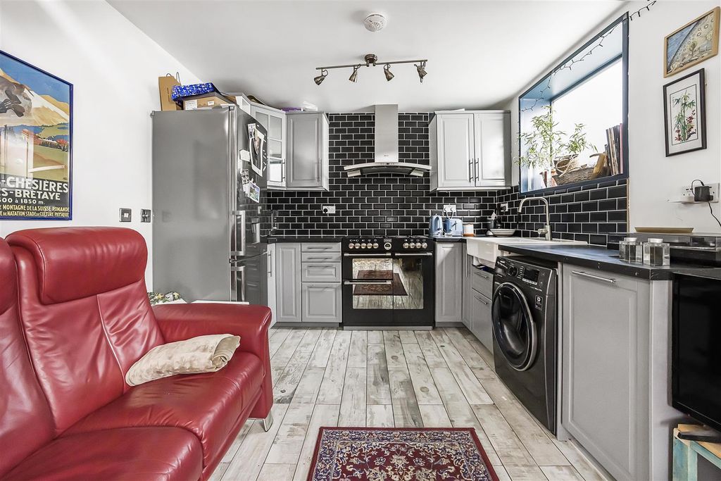 Property photo 2 of 16 3