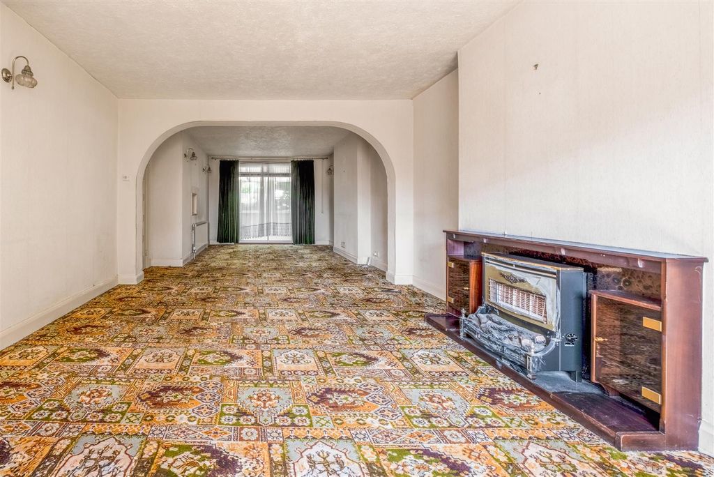 Property photo 2 of 21 3 Court Farm Road-8.Jpg