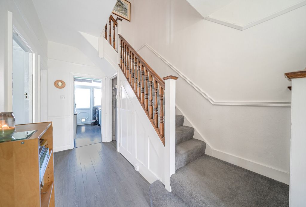 Property photo 3 of 17 Entrance Hall