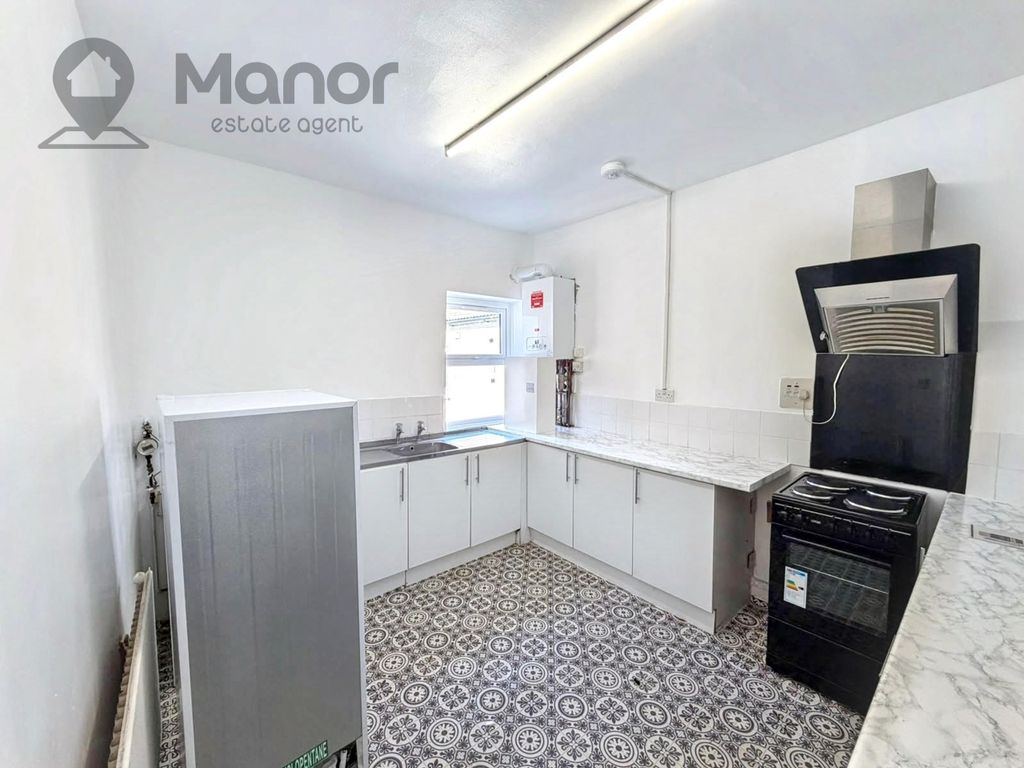 Property photo 3 of 11 Kitchen