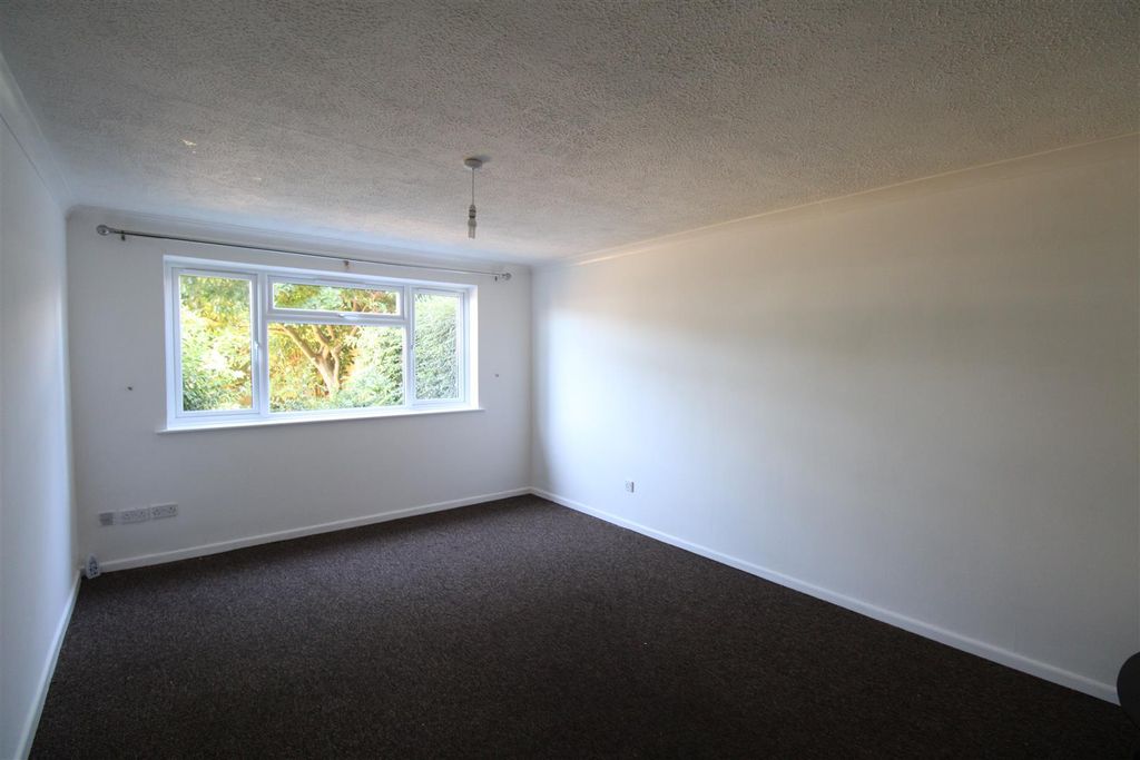 Property photo 3 of 12 Lounge