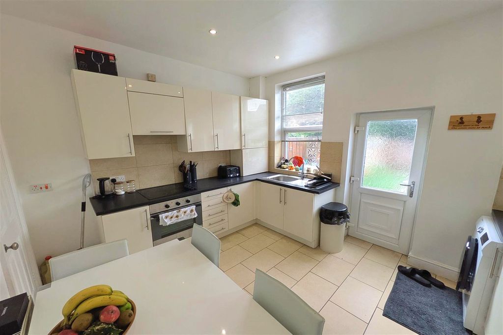 Property photo 3 of 7 Kitchen