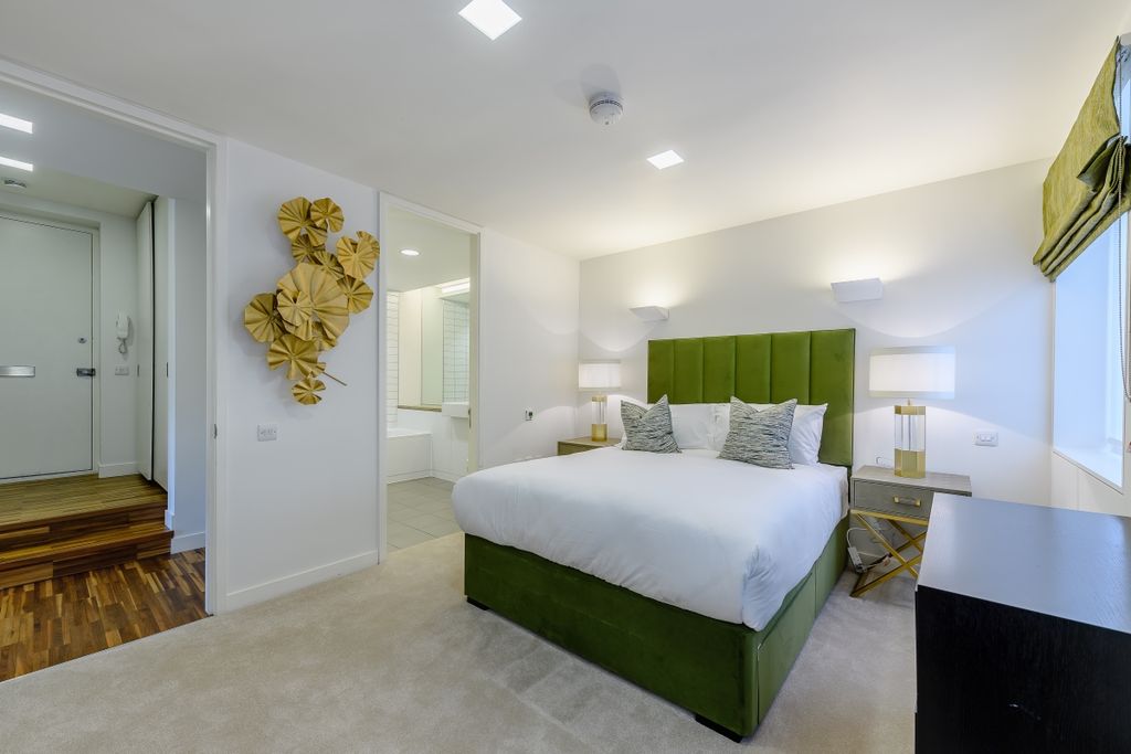 Property photo 1 of 17 8451019-Interior04