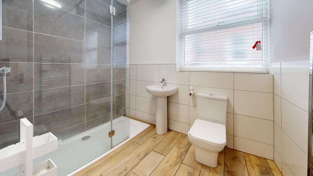 Property photo 2 of 9 A Modern And Well-Maintained Bathroom Featuring A ...