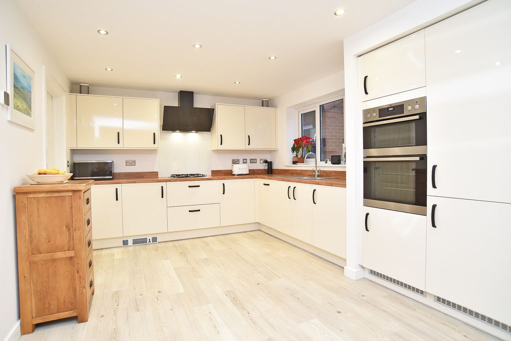 Property photo 2 of 21