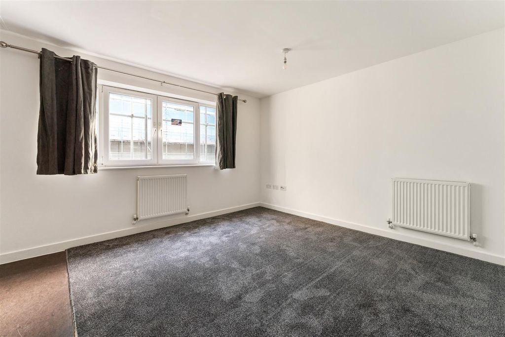 Property photo 2 of 19 Hawker Place, E17