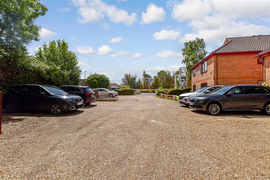 Property photo 2 of 3 Driveway/Parking