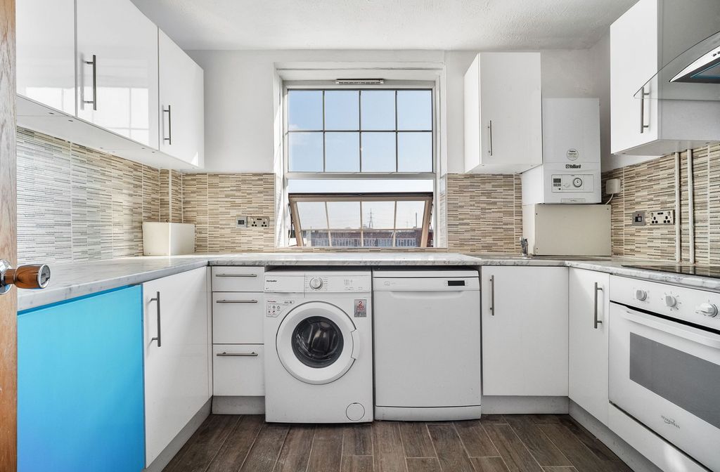 Property photo 2 of 11 Kitchen