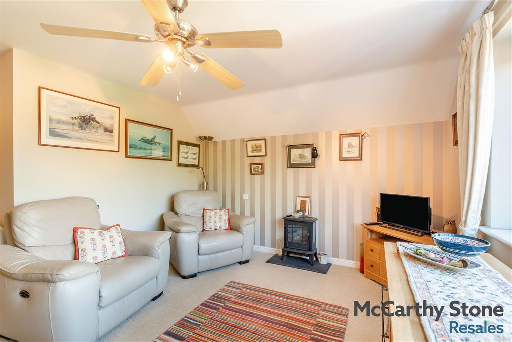 Property photo 2 of 23 8690709-Interior13.Jpg