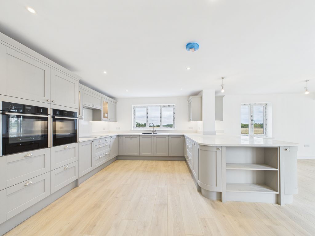 Property photo 2 of 12 Kitchen 1.Jpg
