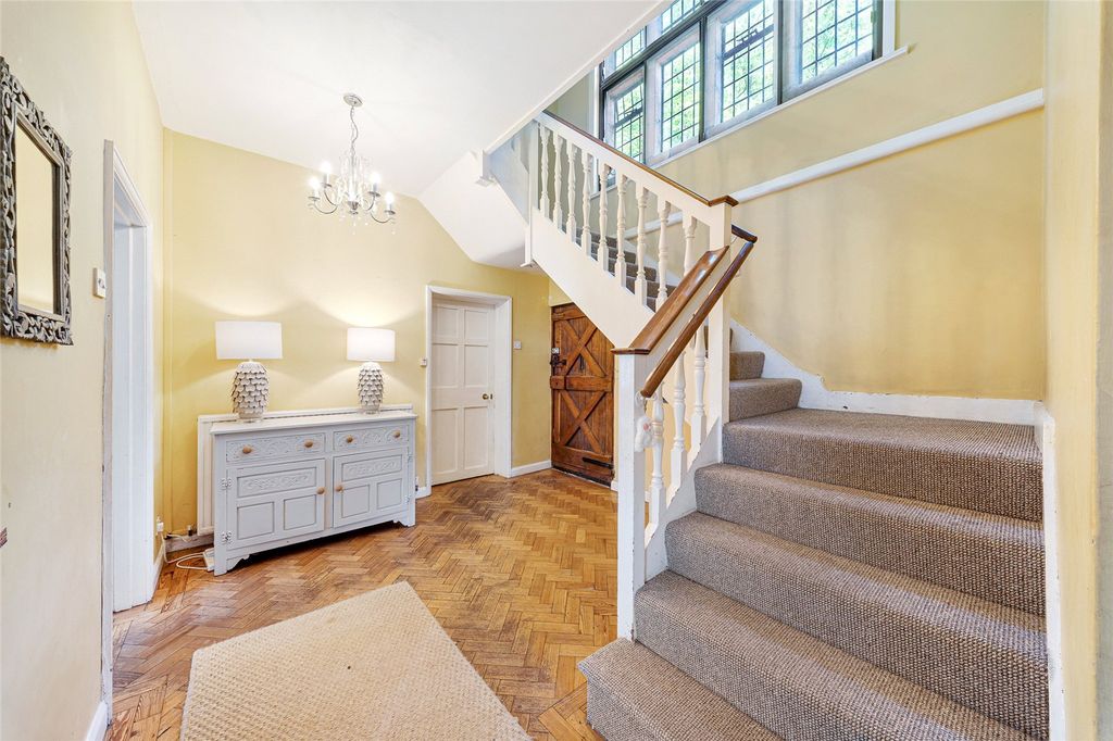 Property photo 2 of 20 Entrance Hall