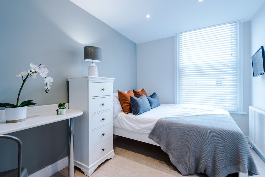 Property photo 3 of 27 Flat 2 27 Hawarden Avenue Bedroom 2