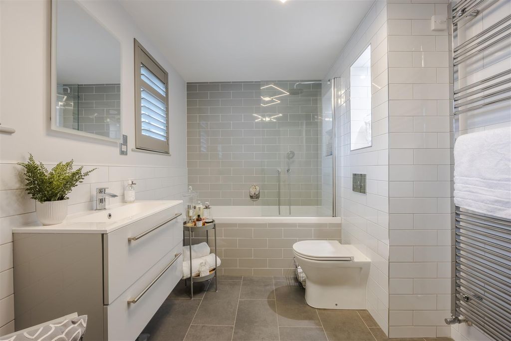 Property photo 3 of 31 Family Bathroom