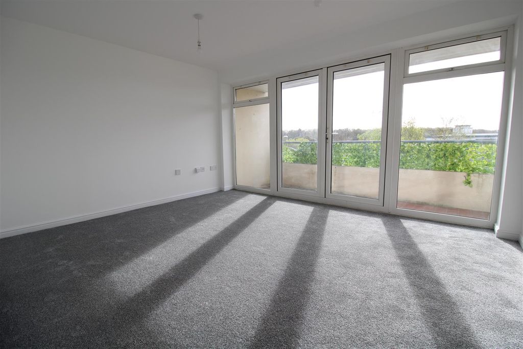 Property photo 3 of 10 Lounge