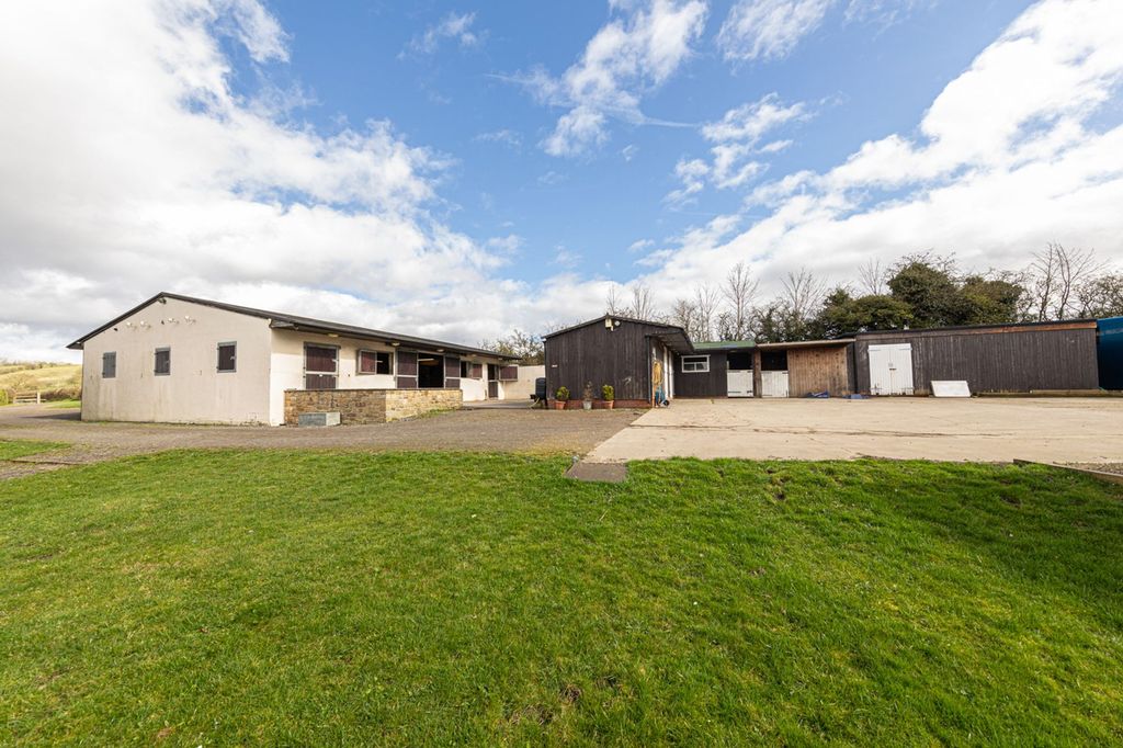 Property photo 2 of 28